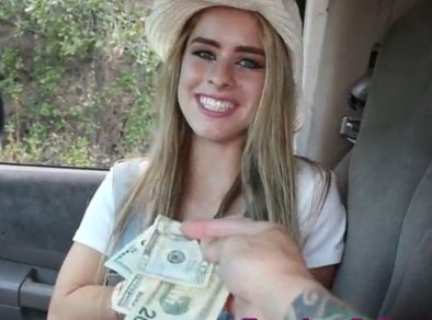 Guapa jovencita rubia follando por dinero en un coche