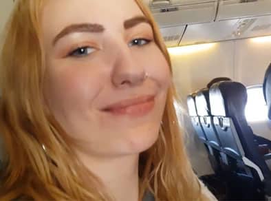 Pervertida masturbando a un tío en un avión