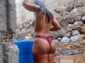 imagen La pilla bañándose y le ha dado una follada