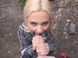 imagen Comiendo pollas en el parque le va de lujo