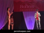 Concurso de topless en un show porno